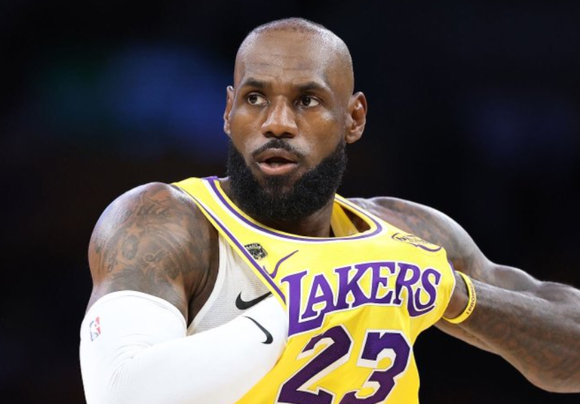 BOB半岛官网-曝詹姆斯下赛季继续征战NBA！不确定留在湖人 争冠实力成第一考量